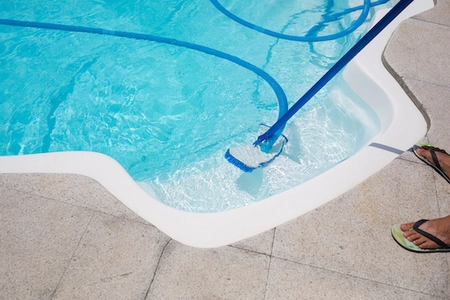 How to clean the bottom of a pool 