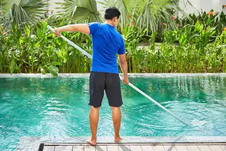 How to clean the bottom of a pool without a vacuum cleaner?